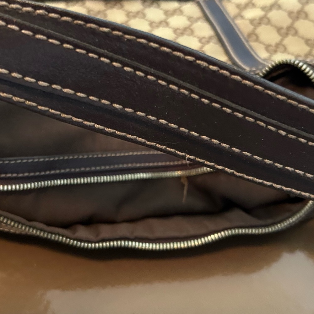 Gucci canvas hobo bag l.  Measures  : 14.75/13:5

Drop: 9.75 in - Picture 8 of 8